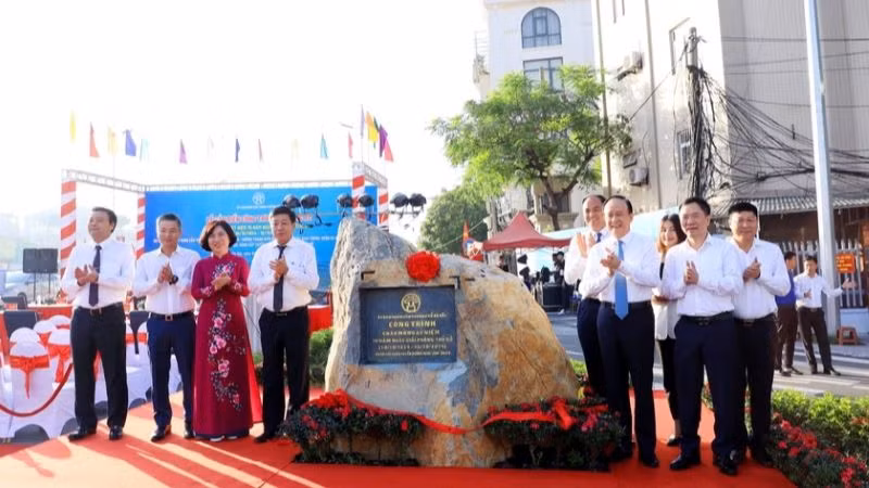 Cầu vượt tại nút giao An Dương - đường Thanh Niên được gắn biển công trình chào mừng 70 năm Ngày Giải phóng thủ đô.