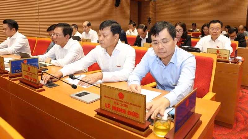 Các đại biểu bấm nút thông qua Nghị quyết hỗ trợ khôi phục sản xuất bị ảnh hưởng của cơn bão Yagi.