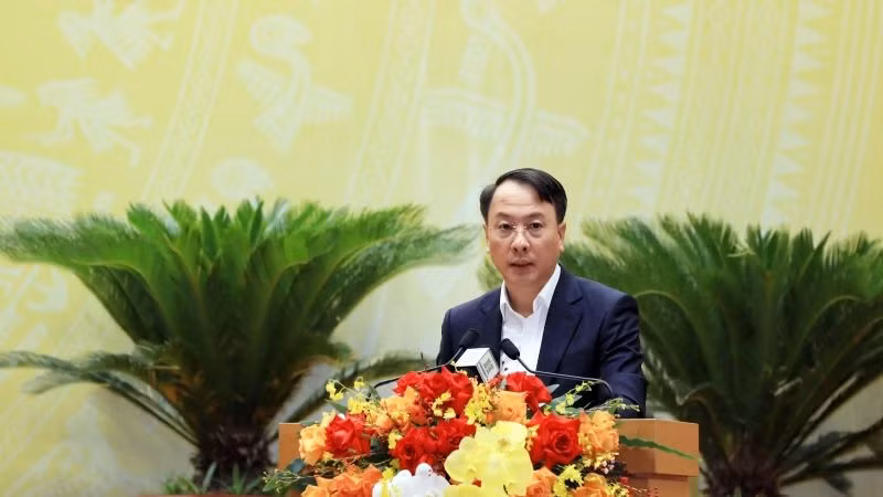 Giám đốc Sở Nội vụ Hà Nội Trần Đình Cảnh làm rõ các nội dung đại biểu Hội đồng nhân dân thành phố quan tâm. 