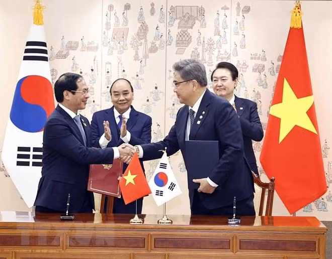 Chủ tịch nước Nguyễn Xuân Phúc và Tổng thống Hàn Quốc Yoon Suk Yeol chứng kiến lễ ký Biên bản ghi nhớ về việc thúc đẩy hợp tác trên cơ sở “Đối tác hợp tác chiến lược toàn diện” giữa Bộ Ngoại giao hai nước. (Ảnh: TTXVN)