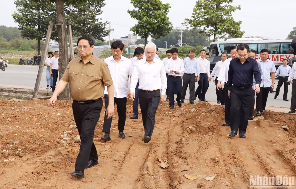 Thủ tướng Chính phủ Phạm Minh Chính khảo sát dự án đường Vành đai 3 đoạn qua Bình Dương tại thành phố Thuận An. 