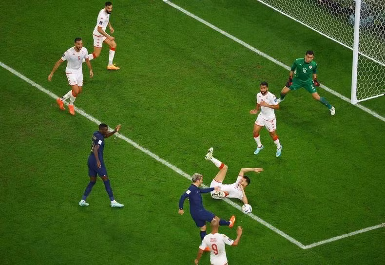 Tại bảng A, cuộc đối đầu giữa Pháp và Tunisia diễn ra cùng lúc với trận đấu giữa Australia và Đan Mạch, ngày 30/11 (giờ Việt Nam). (Ảnh: Reuters)