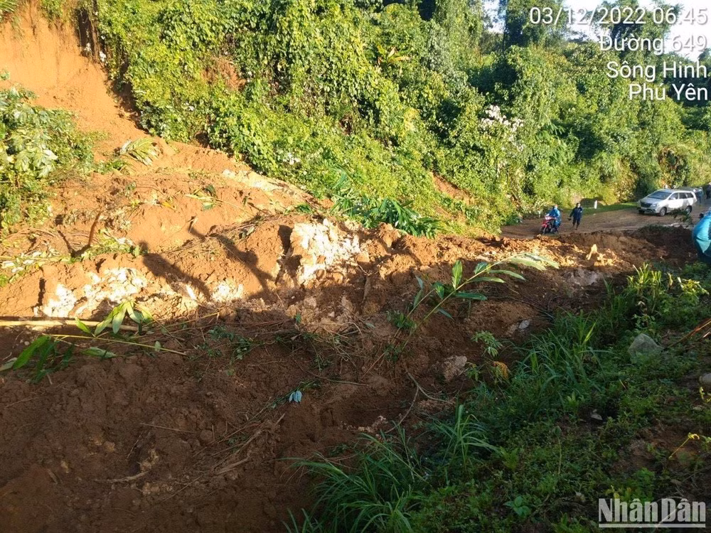 Toàn bộ mặt đường tuyến 19C qua xã EaTrol, huyện Sông Hinh bị đất đá bồi lấp gây ách tắc giao thông.