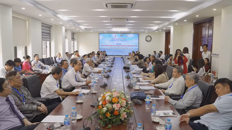 Ban Tổ chức thành lập một số tiểu ban để tập trung thảo luận chuyên sâu về chủ quyền quốc gia lãnh thổ.