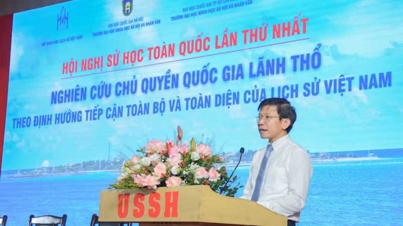 Giáo sư, Tiến sĩ Hoàng Anh Tuấn, Hiệu trưởng Trường đại học Khoa học xã hội và Nhân văn (Đại học Quốc gia Hà Nội) phát biểu ý kiến.
