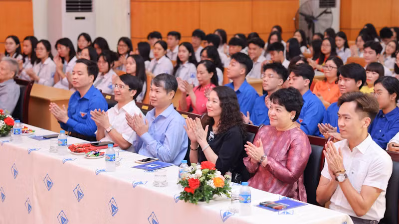 Đông đảo các thầy giáo, cô giáo và học sinh tham dự chương trình sinh hoạt chuyên đề.