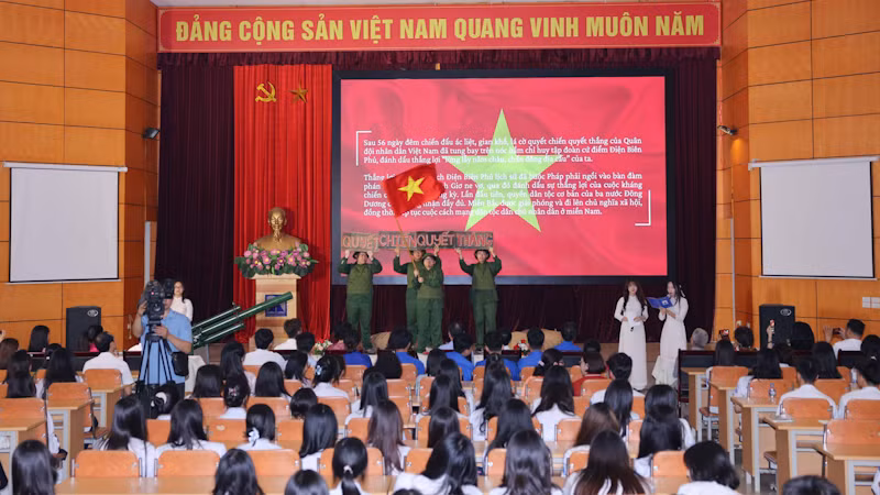 Quang cảnh buổi sinh hoạt chuyên đề.