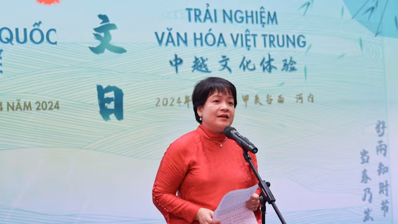 Nhà giáo Trần Thùy Dương, Hiệu trưởng Trường trung học phổ thông chuyên Hà Nội - Amsterdam phát biểu ý kiến tại buổi giao lưu.