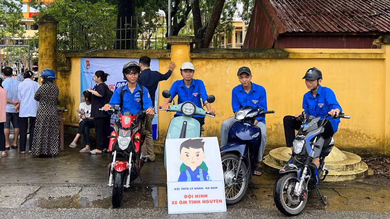 Đội hình xe ôm tình nguyện tại Trường THPT Bắc Lý.