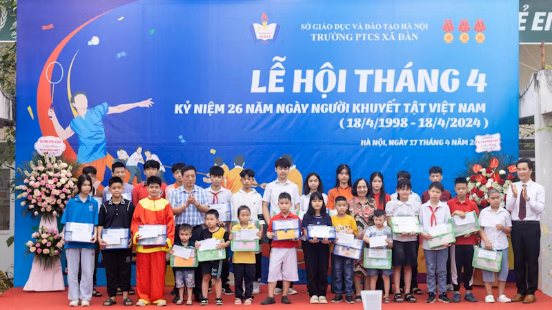 Tặng quà cho những học sinh khuyết tật vượt khó, vươn lên trong học tập.