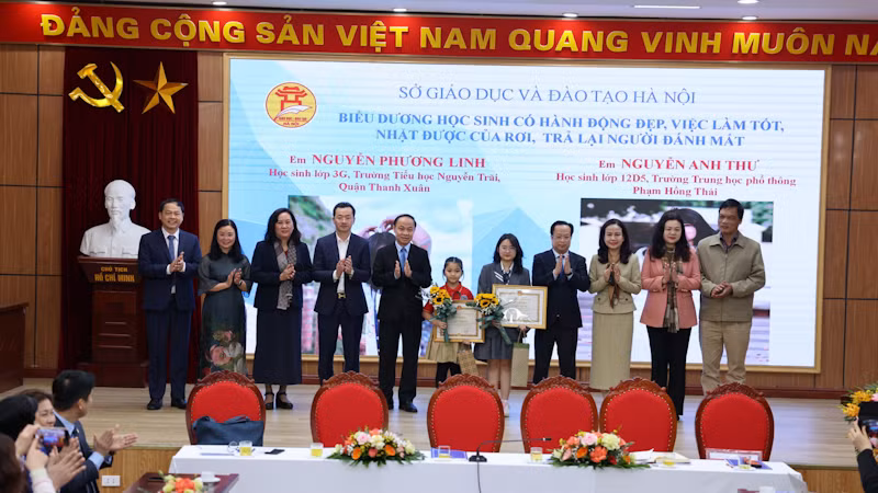 2 học sinh được biểu dương vì hành động đẹp.