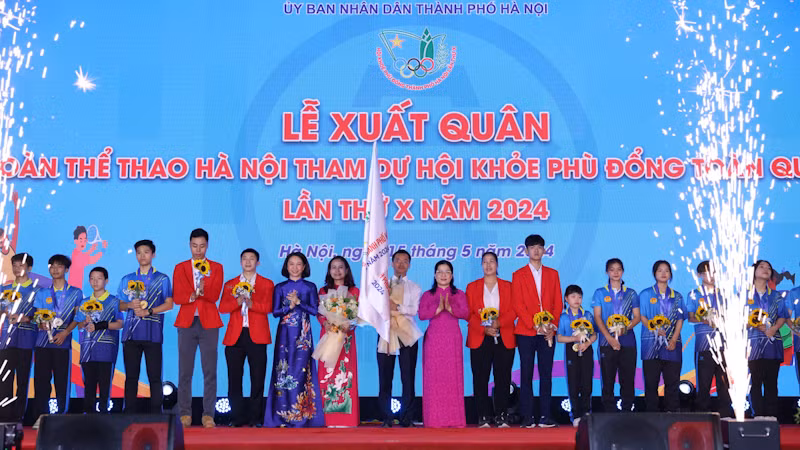 Ban tổ chức thực hiện nghi lễ xuất quân.