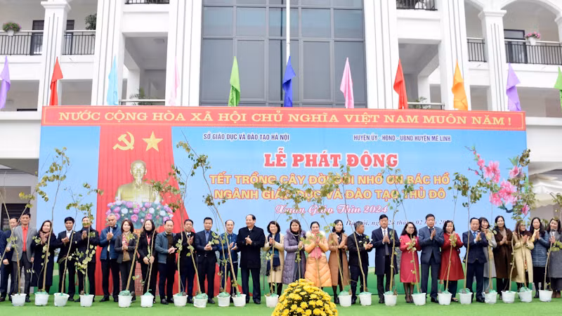 Đại diện lãnh đạo các Phòng Giáo dục và Đào tạo nhận cây giống.