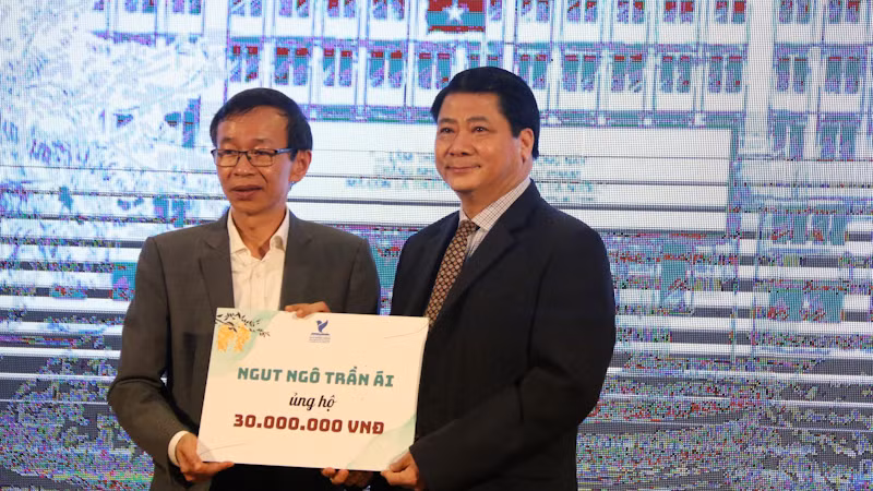 Các nhà hảo tâm ủng hộ Quỹ đồng hành học sinh, sinh viên vùng khó khăn.