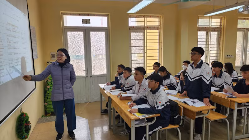 Học sinh Vũ Thế Sơn, Trường trung học phổ thông Phùng Khắc Khoan - Thạch Thất (đứng phát biểu) đoạt giải Nhì môn Vật lý.