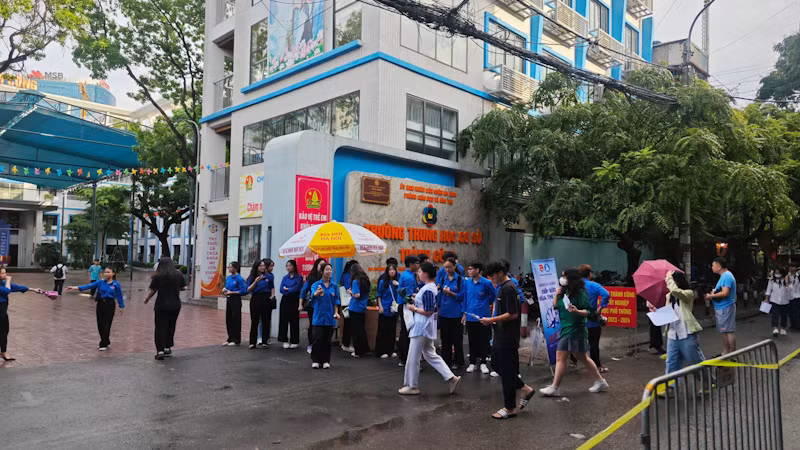 Lực lượng thanh niên tình nguyện hỗ trợ thí sinh dự thi tại điểm thi Trường THCS Thành Công.