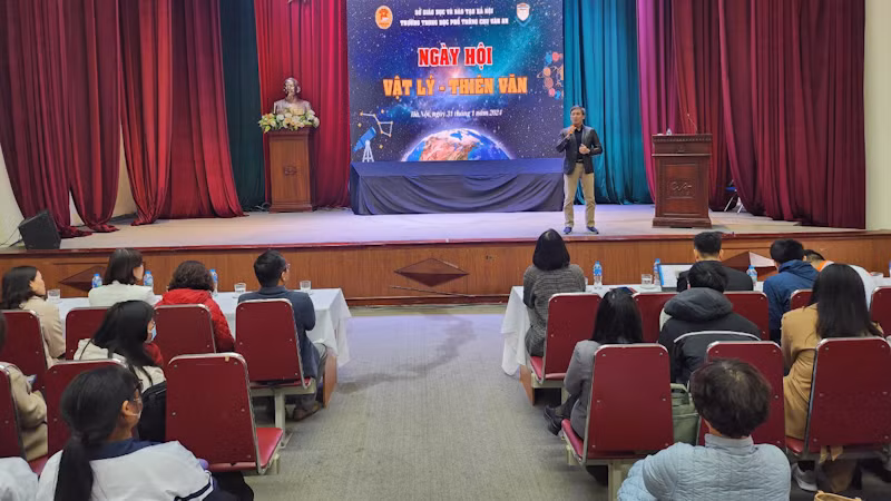 Ngày hội Vật lý - Thiên văn thu hút đông đảo học sinh tham gia.