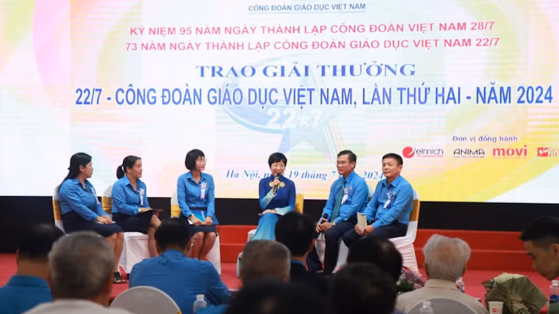 Các nhà giáo nhận giải thưởng 22/7 giao lưu tại chương trình.