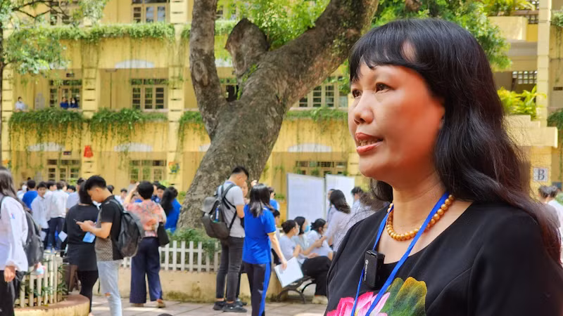 Cô giáo Nguyễn Bội Quỳnh, Hiệu trưởng, Phó Trưởng điểm thi Trường THPT Việt Đức chia sẻ về công tác tổ chức kỳ thi.