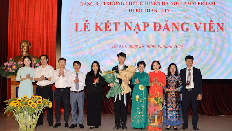 Học sinh thứ 13 của trường được kết nạp Đảng. (Ảnh: Thanh Tùng)