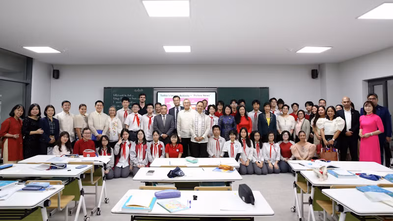 Đoàn Ủy ban giáo dục quốc hội Philippines giao lưu với thầy và trò Trường trung học cơ sở Chu Văn An, Tây Hồ, Hà Nội. 