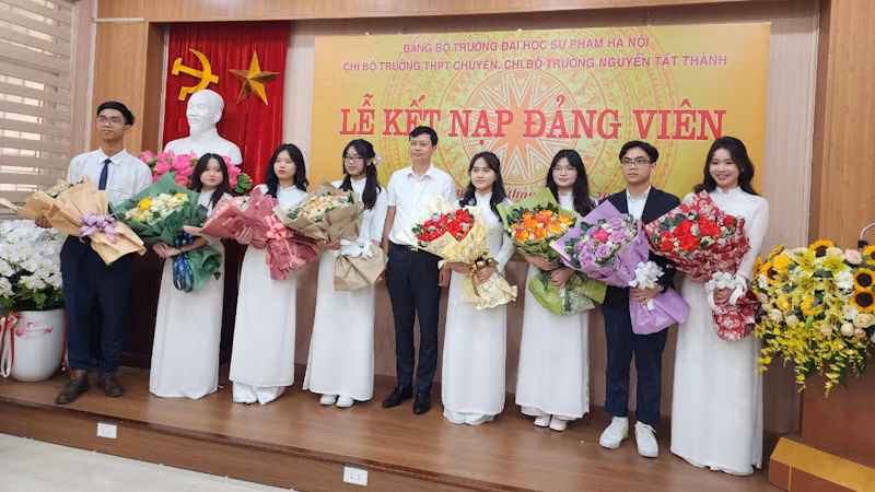Ban tổ chức chúc mừng 8 đảng viên trẻ.