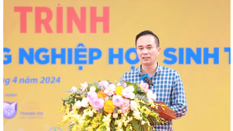 Nhà báo Ngô Vương Tuấn, Phó Tổng Biên tập Báo Tuổi trẻ Thủ đô phát biểu khai mạc chương trình. Nhà báo Ngô Vương Tuấn, Phó Tổng Biên tập Báo Tuổi trẻ Thủ đô phát biểu khai mạc chương trình.