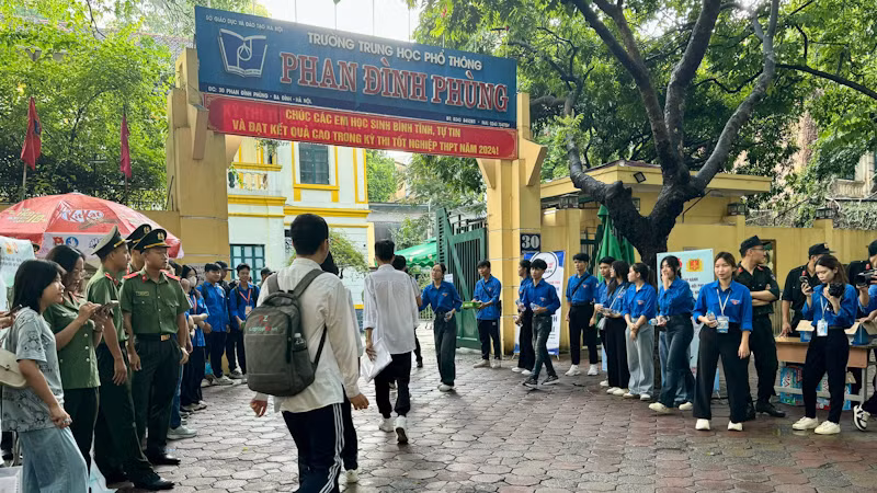 Thí sinh dự thi tại điểm thi Trường THPT Phan Đình Phùng.