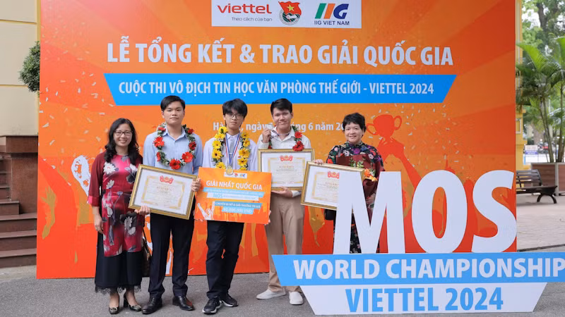 Các học sinh đoạt giải cấp quốc gia nhận Bằng khen của Trung ương Đoàn Thanh niên Cộng sản Hồ Chí Minh.