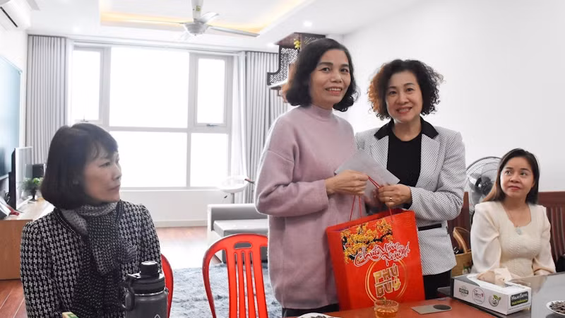 Đại diện Công đoàn ngành Giáo dục Hà Nội tặng quà giáo viên dịp Tết Nguyên đán năm 2023.