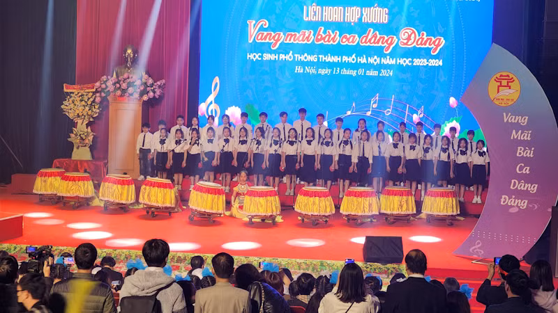 Liên hoan hợp xướng thu hút đông đảo học sinh phổ thông tham gia.