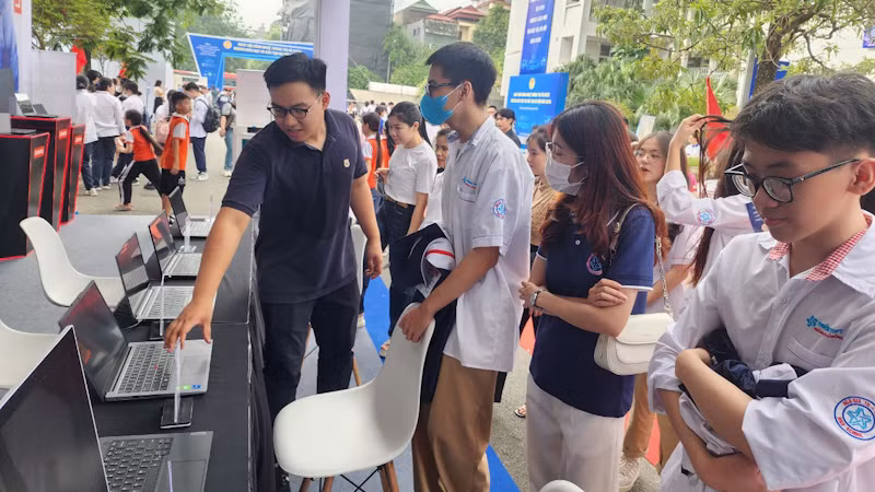 Đông đảo học sinh tìm hiểu về ngày hội.