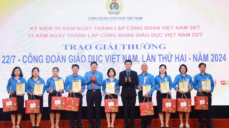 Các nhà giáo vinh dự nhận giải thưởng 22/7-Công đoàn Giáo dục Việt Nam.