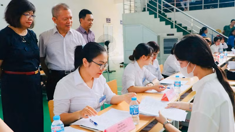 Công tác tổ chức đón và tổ chức nhập học cho sinh viên diễn ra chu đáo, thuận lợi.