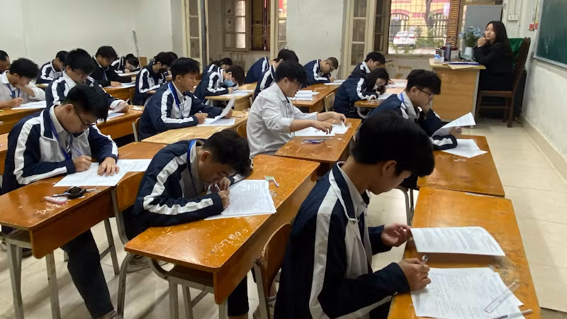 Học sinh Trường trung học phổ thông Trần Phú (quận Hoàn kiếm làm bài khảo sát).