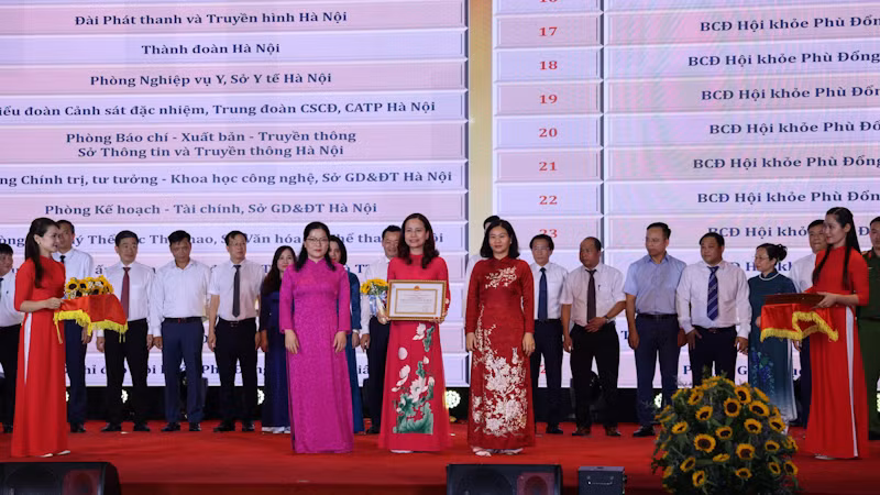 Các cá nhân, tập thể xuất sắc được nhận Bằng khen.