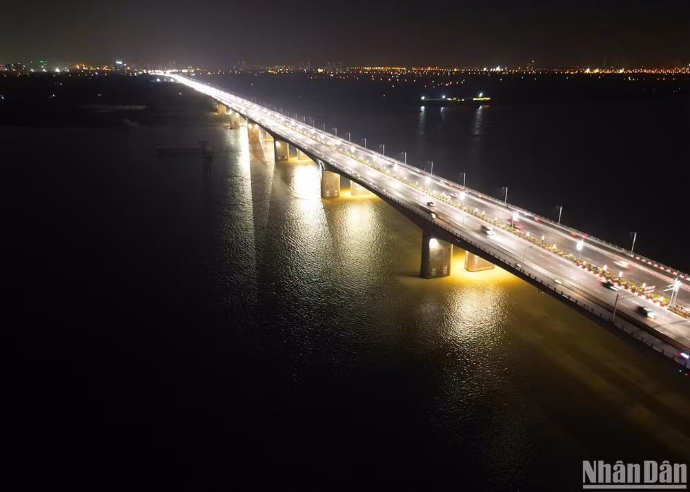 Không chỉ có giá trị trong việc góp phần phát triển kinh tế-xã hội, với hệ thống đèn chiếu sáng khoảng 600 cột được lắp đặt, cầu Vĩnh Tuy còn là một công trình có giá trị về cảnh quan đô thị của Thủ đô Hà Nội.