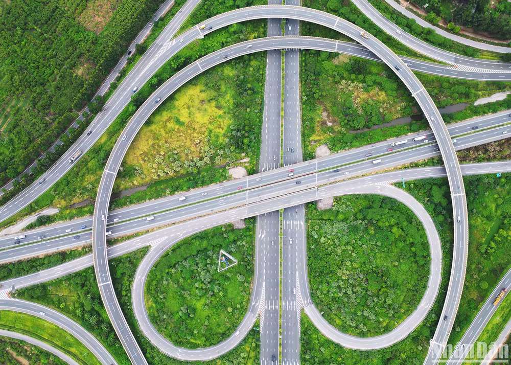 Nút giao đường Vành đai 3 với đường cao tốc Hà Nội - Hải Phòng nằm trên địa bàn quận Long Biên và huyện Gia Lâm. Phạm vi nút giao theo hướng đường ô-tô cao tốc Hà Nội - Hải Phòng bắt đầu từ Km0 - 420 (kết nối với đường Cổ Linh) và điểm cuối tại Km1 + 065,74 (kết nối với đoạn tuyến cao tốc đã thi công giai đoạn 1) có chiều dài 1,5km.