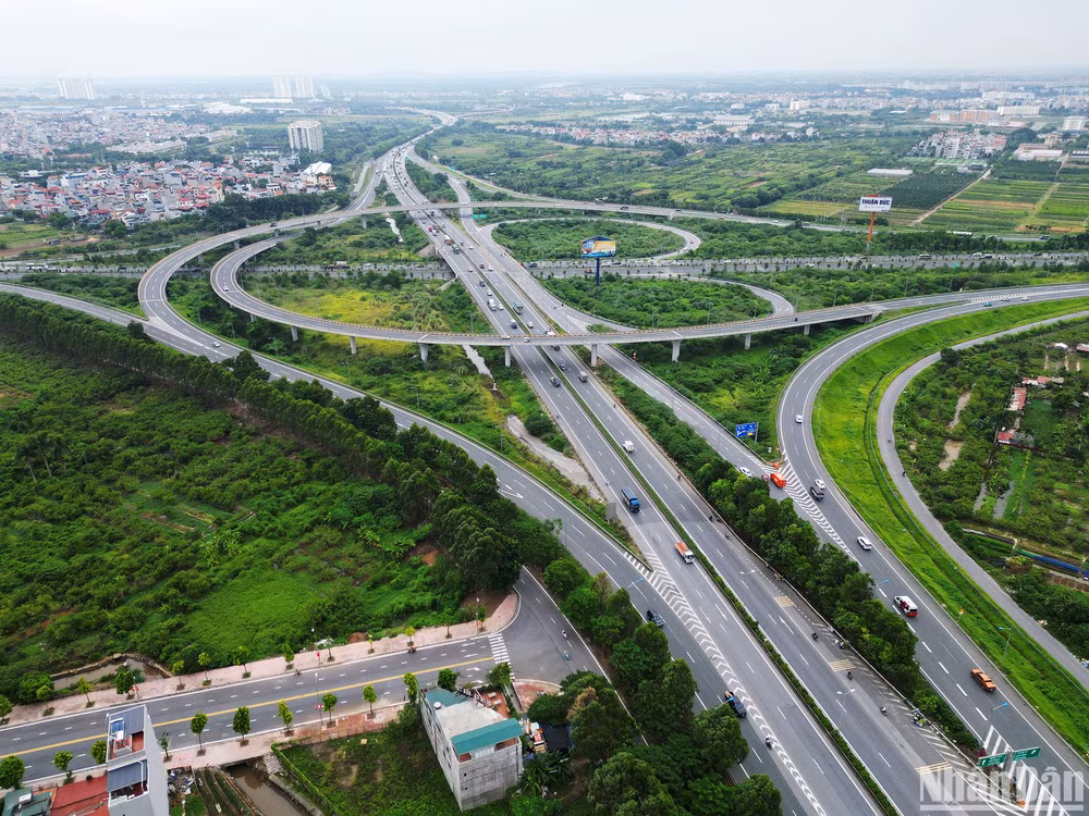 Dự án đầu tư xây dựng hoàn chỉnh nút giao đường Vành đai 3 với đường cao tốc Hà Nội - Hải Phòng có chiều dài 1,5km, kết nối với đường Cổ Linh, tổng vốn đầu tư hơn 400 tỷ đồng. Dự án được thực hiện nhằm tạo điều kiện cho các phương tiện tham gia giao thông kết nối ra, vào nút giao được thuận lợi, an toàn, rút ngắn hành trình và đồng bộ mạng lưới đường giao thông, phát huy tối đa hiệu quả của tuyến đường Vành đai 3, cao tốc Hà Nội - Hải Phòng và đường Cổ Linh.