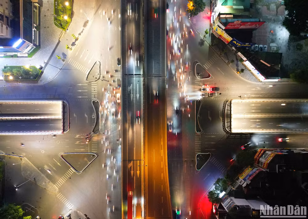 Hầm chui Lê Văn Lương - Tố Hữu là hầm chui thứ tư của Hà Nội, trước đó hầm Kim Liên - Xã Đàn khánh thành năm 2009, kết nối đường Trần Khát Chân và Kim Liên, Xã Đàn thuộc vành đai 1. Hầm chui Trung Hòa kết nối đường Trần Duy Hưng với đại lộ Thăng Long và hầm nút giao Thanh Xuân (giữa đường Nguyễn Trãi với vành đai 3) cùng đưa vào sử dụng năm 2016.