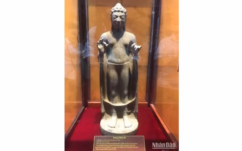 Tượng Phật đá Khánh Bình trưng bày tại Bảo tàng tỉnh An Giang.