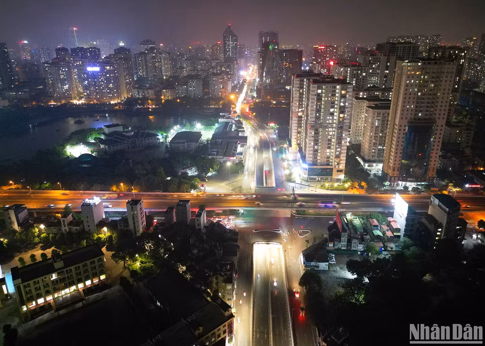 Hầm chui Lê Văn Lương - Tố Hữu là công trình giao thông trọng điểm, được thông xe vào dịp chào mừng 69 năm Ngày giải phóng Thủ đô (10/10/1954-10/10/2023). Dự án có chiều dài hầm và gờ chắn hai đầu là 475m, trong đó, phần hầm kín dài 95m, hầm hở và gờ chắn dài 380m với 4 làn xe.