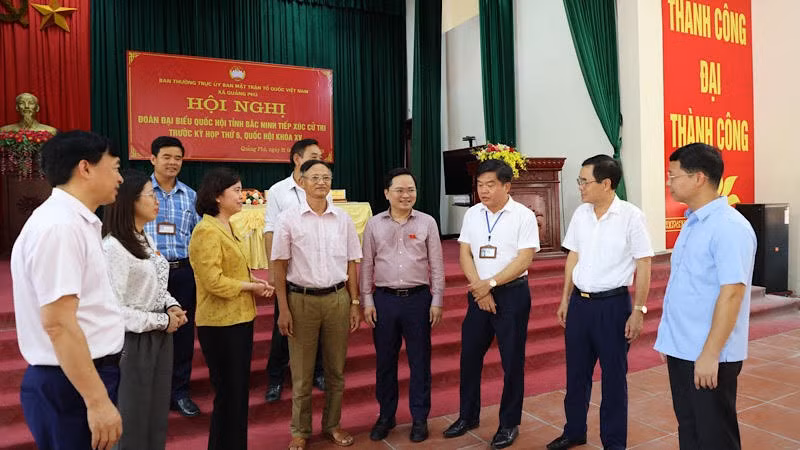 Các đại biểu Quốc hội cả tỉnh tiếp xúc cử tri trước kỳ họp.