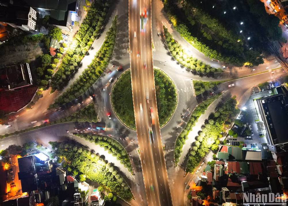 Nút giao nút giao Long Biên - Nguyễn Văn Cừ được thực hiện theo hình thức hợp đồng BT (xây dựng - chuyển giao), có tổng mức đầu tư 2.847 tỷ đồng. Dự án có hạng mục chính là cầu vượt qua vòng xuyến gồm 6 làn xe theo hướng đường Nguyễn Văn Linh - đường 5 kéo dài, tổng chiều dài hơn 800m, vận tốc thiết kế 80km/gih.