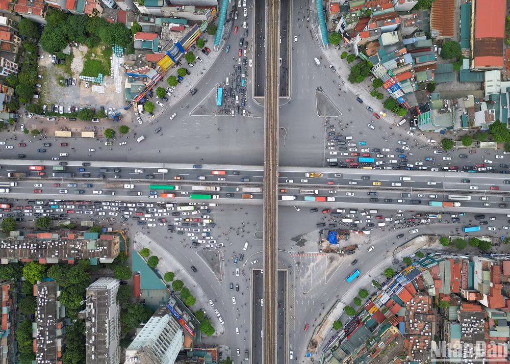 Ngã tư Nguyễn Trãi - Khuất Duy Tiến (quận Thanh Xuân) đan xen đường mặt đất thông thường, hầm chui, đường cao tốc trên cao và đường sắt đô thị ở 4 tầng riêng biệt, tạo thành nút giao bề thế, hiện đại bậc nhất ở thủ đô Hà Nội.