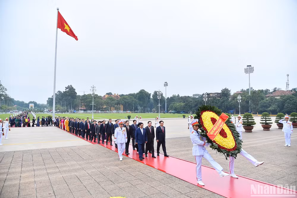 Chủ tịch nước Võ Văn Thưởng, Thủ tướng Phạm Minh Chính, Chủ tịch Quốc hội Vương Đình Huệ cùng các đồng chí lãnh đạo Đảng, Nhà nước dẫn đầu đoàn đại biểu Quốc hội dâng hoa, vào Lăng viếng Chủ tịch Hồ Chí Minh trước Lễ khai mạc Kỳ họp thứ 6, Quốc hội khóa XV.