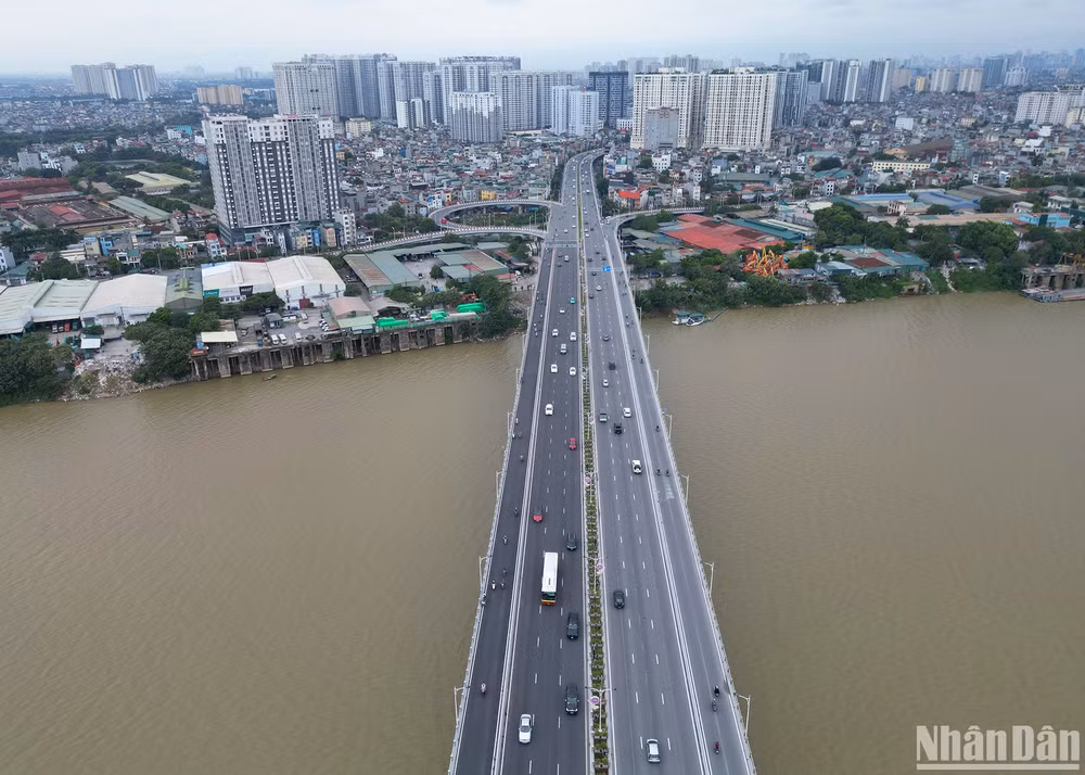 Ngày 30/8 vừa qua, công trình xây dựng cầu Vĩnh Tuy giai đoạn 2 chính thức được khánh thành, hoàn thành đúng dịp chào mừng kỷ niệm 78 năm Ngày Quốc khánh (2/9/1945-2/9/2023) và chào mừng 69 năm Ngày Giải phóng Thủ đô (10/10/1954-10/10/2023). Công trình giúp tăng cường khả năng lưu thông giữa hai bên bờ sông Hồng, đáp ứng như cầu vận tải ngày một tăng nhanh giữa trung tâm Thủ đô với khu vực phía bắc và đông bắc thành phố. Đồng thời, cải thiện điều kiện khai thác, bảo đảm an toàn giao thông, tạo điều kiện phát triển kinh tế-xã hội, an ninh-quốc phòng, tạo tiền đề cho việc hình thành chuỗi đô thị phía bắc và từng bước hoàn thiện hệ thống hạ tầng giao thông của Thủ đô theo quy hoạch.