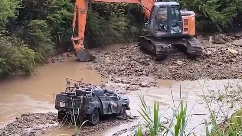 Chiếc xe bị lũ cuốn trôi làm 4 du khách thiệt mạng.