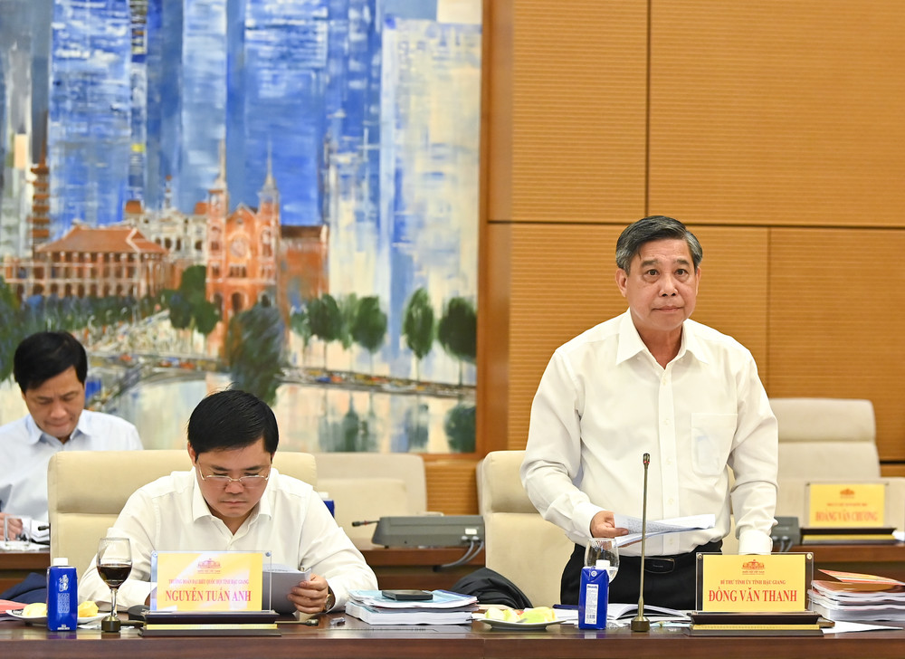 Bí thư Tỉnh ủy Hậu Giang Đồng Văn Thanh báo cáo tại buổi làm việc. Bí thư Tỉnh ủy Hậu Giang Đồng Văn Thanh báo cáo tại buổi làm việc.