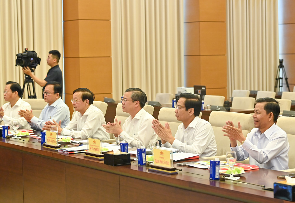 Ban Thường vụ Thành ủy Cần Thơ, Tỉnh ủy Hậu Giang, Tỉnh ủy Sóc Trăng và các đại biểu dự buổi làm việc. Ban Thường vụ Thành ủy Cần Thơ, Tỉnh ủy Hậu Giang, Tỉnh ủy Sóc Trăng và các đại biểu dự buổi làm việc.